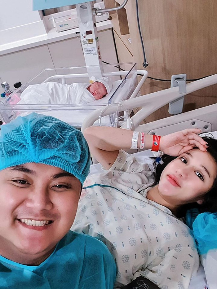 Hotgirl Vân Navy khoe ảnh ôm 'cục nợ' nhưng dân tình chỉ chú ý đến nhan sắc của 'bà mẹ bỉm sữa' Ảnh 3