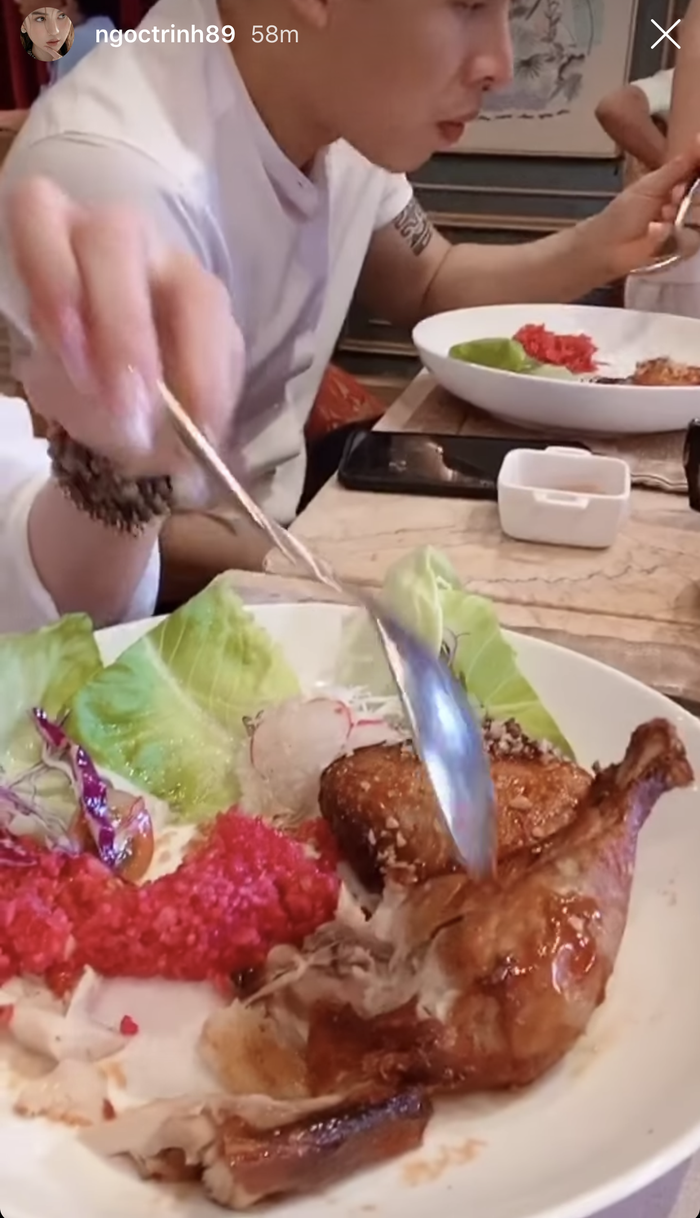 Nói mãi mà trợ lí vẫn không hiểu, cuối cùng Ngọc Trinh đã đưa ra thỏa thuận cô sẽ ăn hết cơm và nửa phần đùi gà, Thúy Kiều sẽ ăn nửa phần gà còn lại