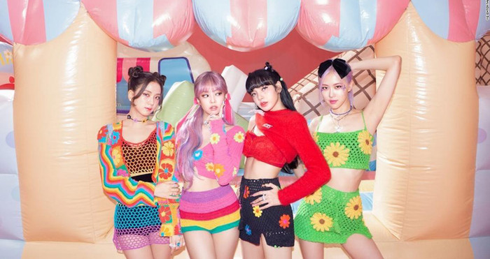 Khoảnh khắc hậu trường MV Ice Cream: Selena Gomez túc trực theo dõi BlackPink, Lisa 'nhắc bài' cho Jisoo tại ngay phim trường Ảnh 11