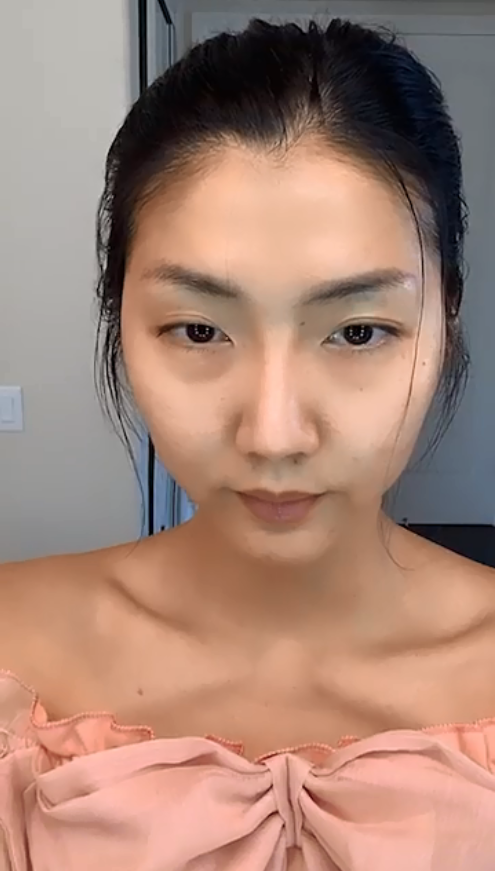 Cựu người mẫu trông khá tiều tụy, thiếu sức sống vì làn da mụn, kém mịn màng và đôi mắt hơi mệt mỏi, có quầng thâm