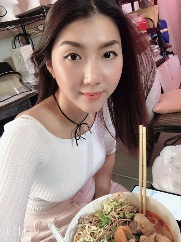 Hoặc khi trang điểm kỹ lưỡng, cô thường xuyên được khen là vẫn giữ được gương mặt trẻ trung so với tuổi