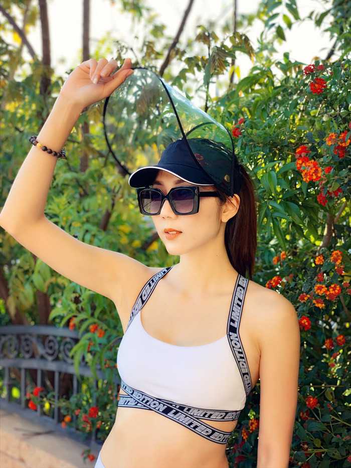 Thời gian này ngoại trừ tranh thủ ở nhà với con thì cựu người mẫu còn livestream bán hàng qua mạng.