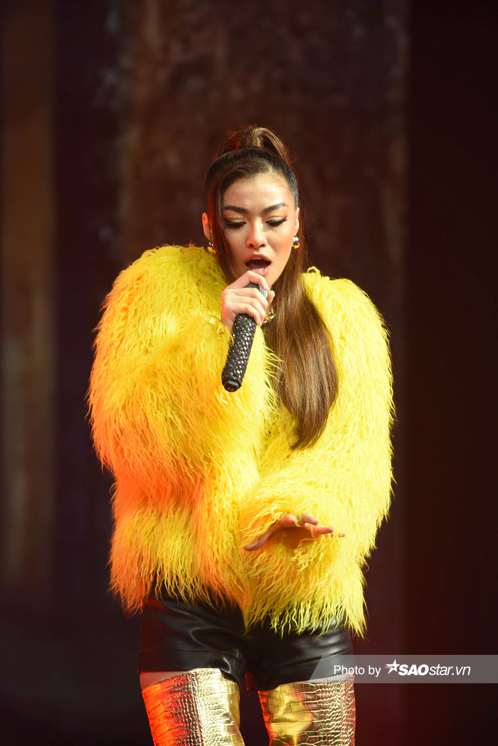 Thoát khỏi suy nghĩ rapper là phải chất ngầu, thậm chí xù xì, gai góc, bộ cánh vừa phù hợp với Lona, đồng thời vẫn giữ được tinh thần của dòng nhạc underground. 