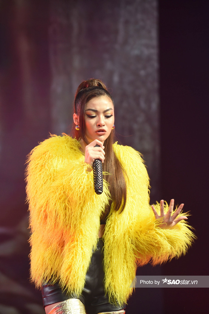 King Of Rap tập 4: Á hậu Kiều Loan mặc áo lông vũ, đi bốt đùi gợi cảm 'bùng cháy' trên sân khấu Ảnh 10