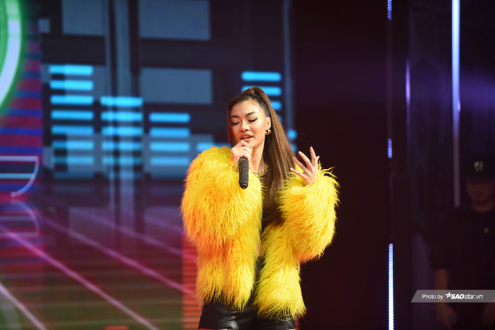 King Of Rap tập 4: Á hậu Kiều Loan mặc áo lông vũ, đi bốt đùi gợi cảm 'bùng cháy' trên sân khấu Ảnh 4