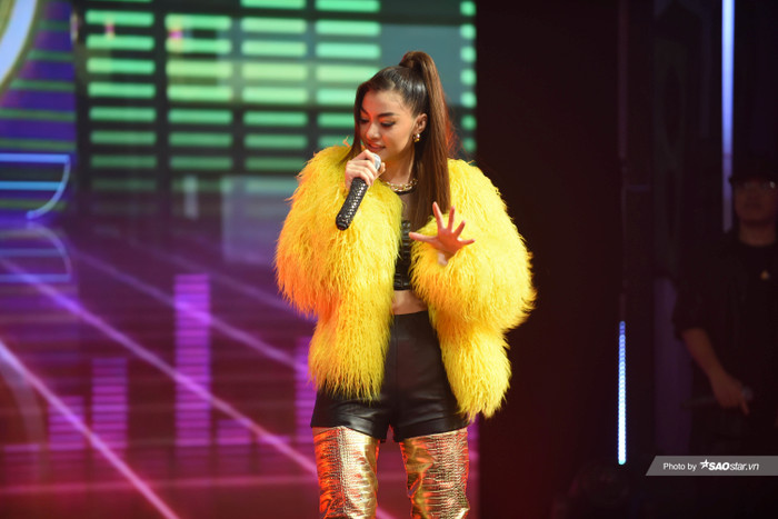 King Of Rap tập 4: Á hậu Kiều Loan mặc áo lông vũ, đi bốt đùi gợi cảm 'bùng cháy' trên sân khấu Ảnh 5