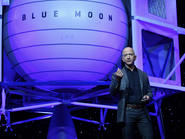 Vị tỷ phú giàu nhất thế giới còn thể hiện niềm yêu thích đặc biệt với ngành hàng không vũ trụ. Ông đã thành lập công ty Blue Origin - Công ty thương mại đầu tiên thành công trong việc phóng tên lửa tái sử dụng. Vào năm 2013, ông còn chi tiền cho một chuyến khám phá dưới lòng Đại Tây Dương để tìm lại những bộ phận, động cơ của tàu vũ trụ Apollo. (Ảnh: REUTERS/Clodagh Kilcoyne)