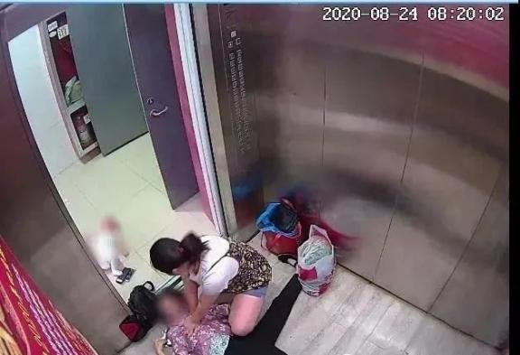 Chị Điền đặt con xuống đất để cứu cụ bà.