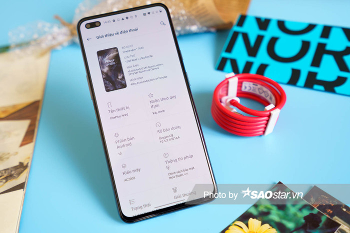 Về cấu hình, OnePlus Nord 5G trang bị con chip Snapdragon 765G, ích hợp kết nối 5G, 12GB RAM và 256GB bộ nhớ trong chuẩn UFS2.1