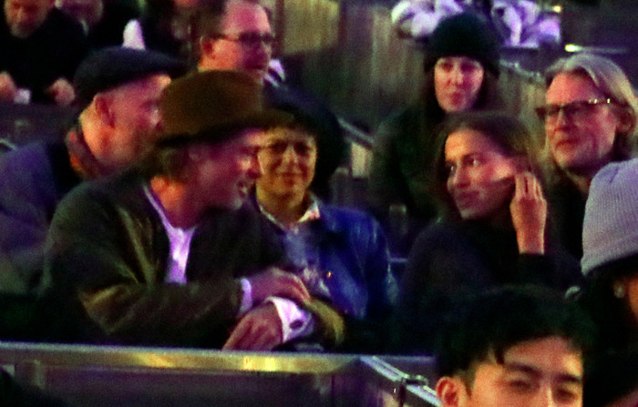 Cả hai cười đùa vô cùng thân thiết.