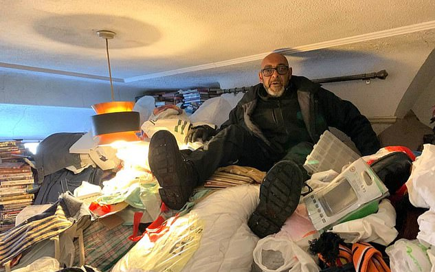 Kinh hãi với cảnh bên trong căn hộ nhiều rác nhất nước Anh: Rác chất cao 6m, chuột vào rồi đành bỏ mạng vì không có đường ra Ảnh 2