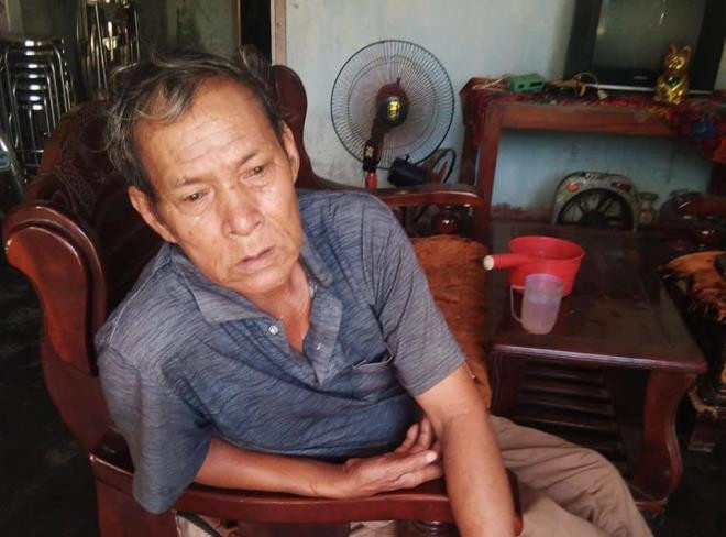 Người cha thẫn thờ trước cái chết bất ngờ của con gái. 