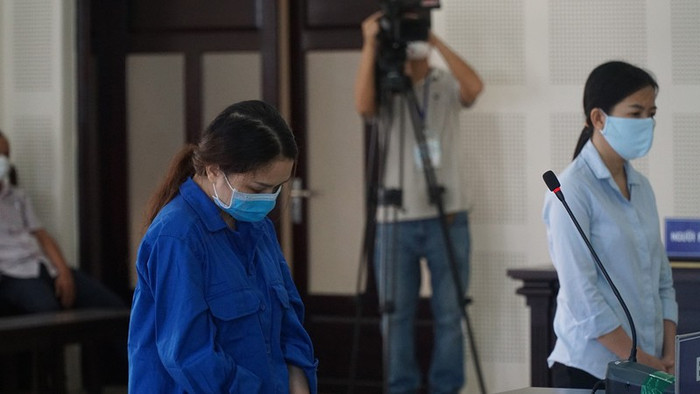 Bị cáo Hồ Thị Thu Trinh (áo xanh đậm) và bị cáo Huỳnh Ngọc Diễm. Ảnh: PLO