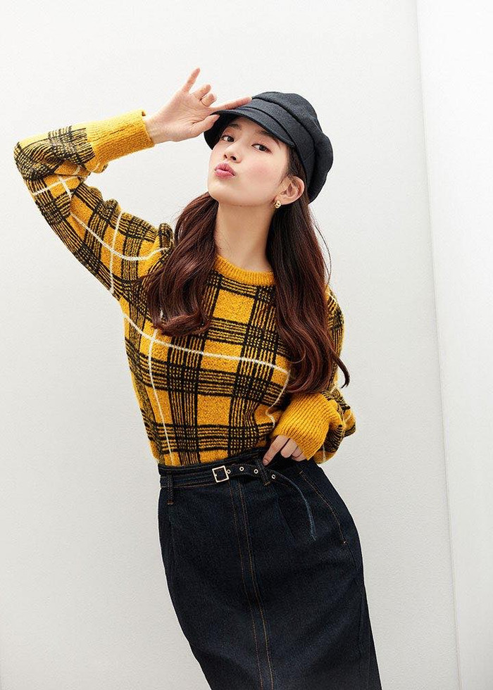 Một chút nữ tính điệu đà với váy jeans dài và áo len kẻ sọc đi cùng mũ beret cho vẻ ngoài thêm yêu kiều trong những ngày thu đến 