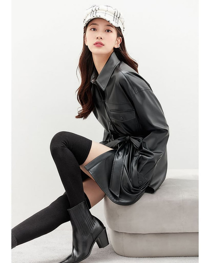 Ngoài những dáng quần jeans, Suzy còn gợi ý thêm kiểu áo khoác da chất liệu đen bóng cá tính cho