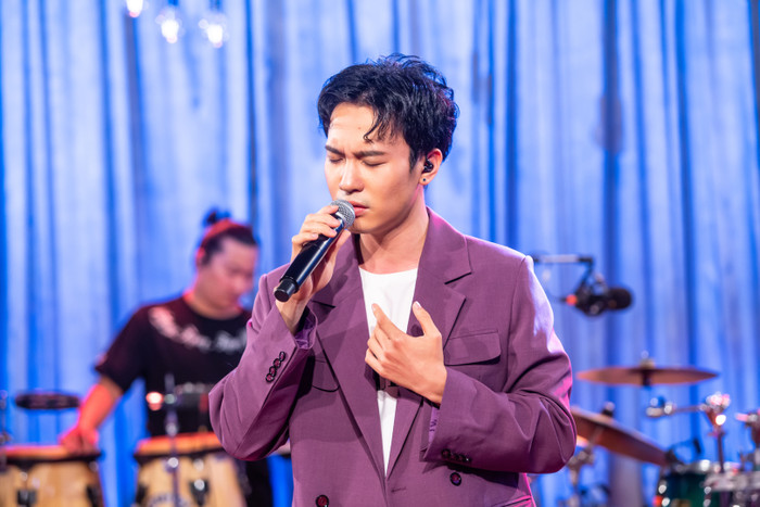 Khách mời cùng Hồ Quỳnh Hương là Phạm Anh Duy. 