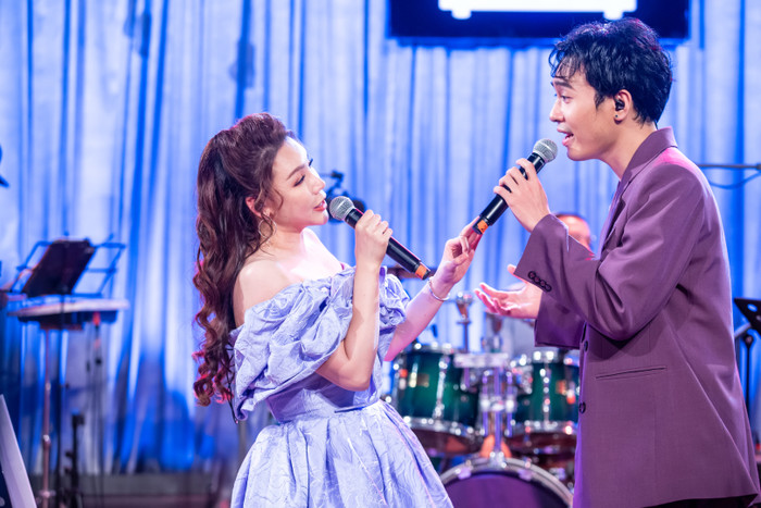 Nữ ca sĩ thể hiện một đoạn trong ca khúc “ruột” của Anh Duy để chứng tỏ sự quan tâm với thế hệ đàn em.