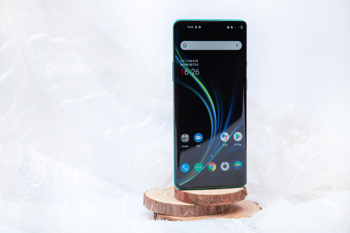 OnePkus 8 Pro 5G có thiết kế hiện đại với viền màn hình siêu mỏng.