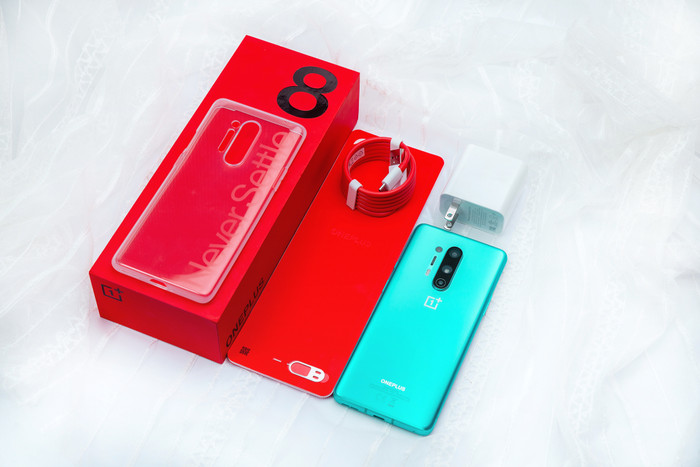 Ở tầm giá 23,99 triệu đồng, chiếc OnePlus 8 Pro 5G được định vị ở phân khúc cao cấp.