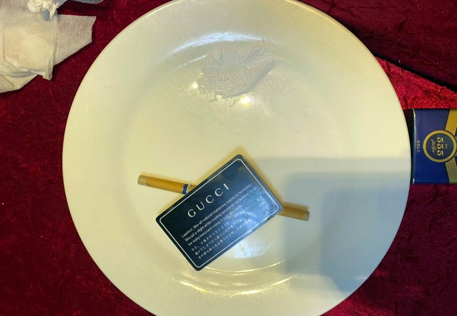 Lượng tinh thể nghi ma túy đá trong đĩa sứ. Ảnh: Tiền Phong