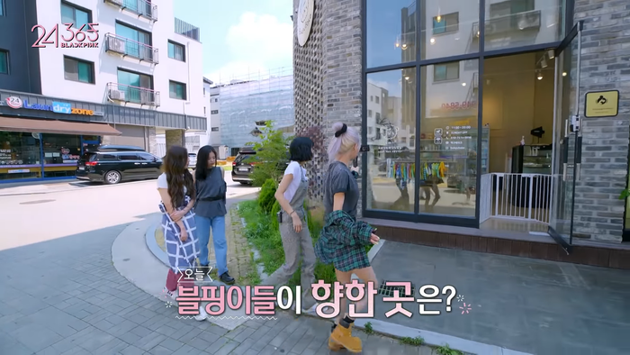 BlackPink đến một cửa hàng dành riêng cho thú cưng.