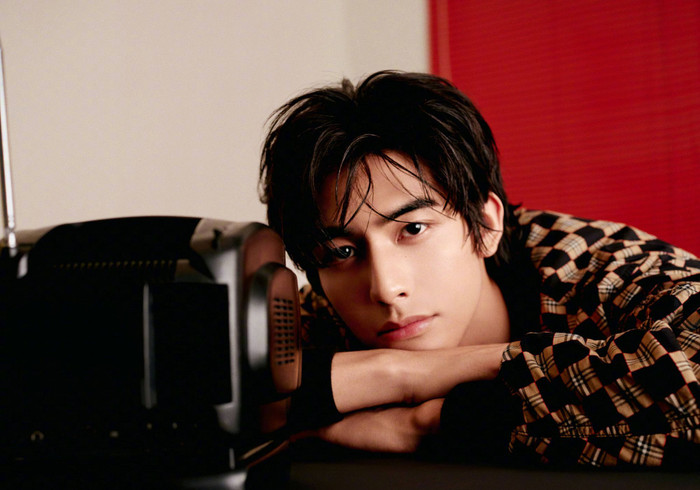 Với sự tham gia của Tống Uy Long