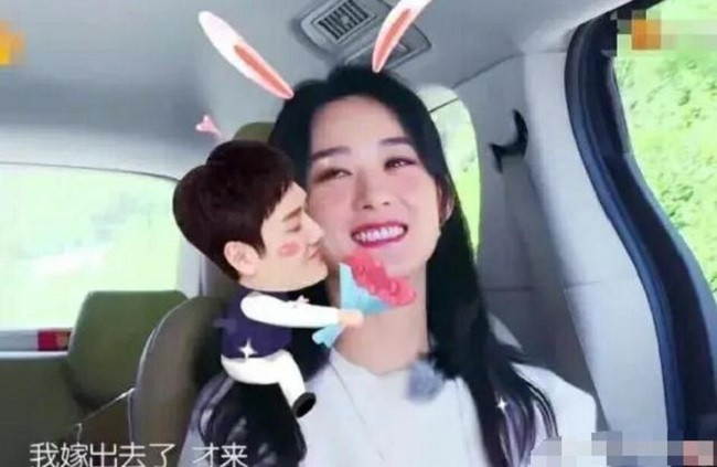 Cô thường xuyên thể hiện sự hạnh phúc mỗi khi nhắc đến Phùng Thiệu Phong.