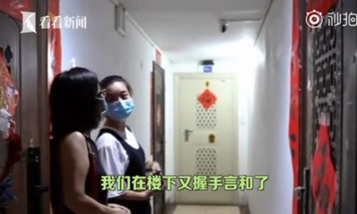 Người phụ nữ đã đập vỡ camera chống trộm của hàng xóm vì sợ rước vận xui vào nhà. 