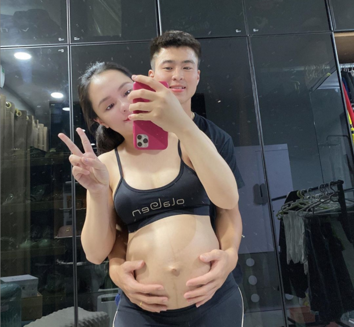 Trong bức ảnh mới nhất, Quỳnh Anh lộ rõ vết rạn ở bụng 