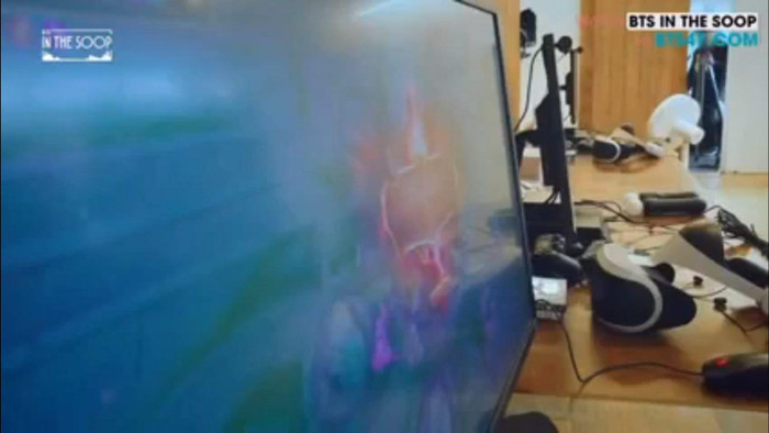 Một số fan đã tinh mắt đã phát hiện vị tướng mà V sử dụng trong game là Akali. (Ảnh: Big Hit Entertainment)