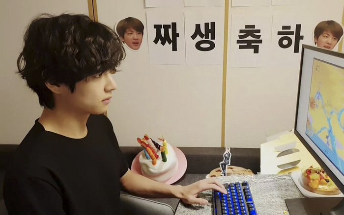 Gần đây, V đã từng giúp tựa game PUBG lọt top trending chỉ sau 3 phút “lăn xả” cùng người hâm mộ. (Ảnh: Big Hit Entertainment)