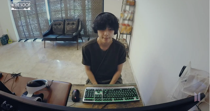 Nhiều fan hâm mộ đã bất ngờ phát hiện V ngồi cày game Liên Minh Huyền Thoại trong chương trình thực tế BTS In the SOOP EP. 2. (Ảnh: Big Hit Entertainment)