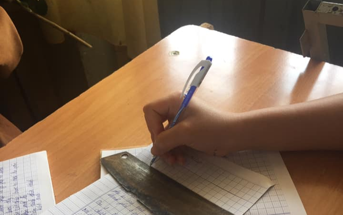 Quên mang thước kẻ khi đến lớp, nữ sinh dùng vật thay thế khiến nhiều người 'xanh mặt' Ảnh 2