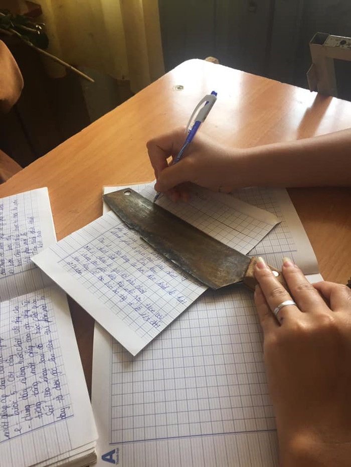 Nữ sinh khiến nhiều người ngã ngửa vì ngạc nhiên bởi loại 'dụng cụ học tập' này. 