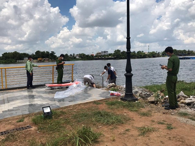 Lực lượng chức năng có mặt tại hiện trường để tiến hành trục vớt thi thể, đồng thời điều tra nguyên nhân vụ việc. Ảnh: Báo Đại Đoàn Kết