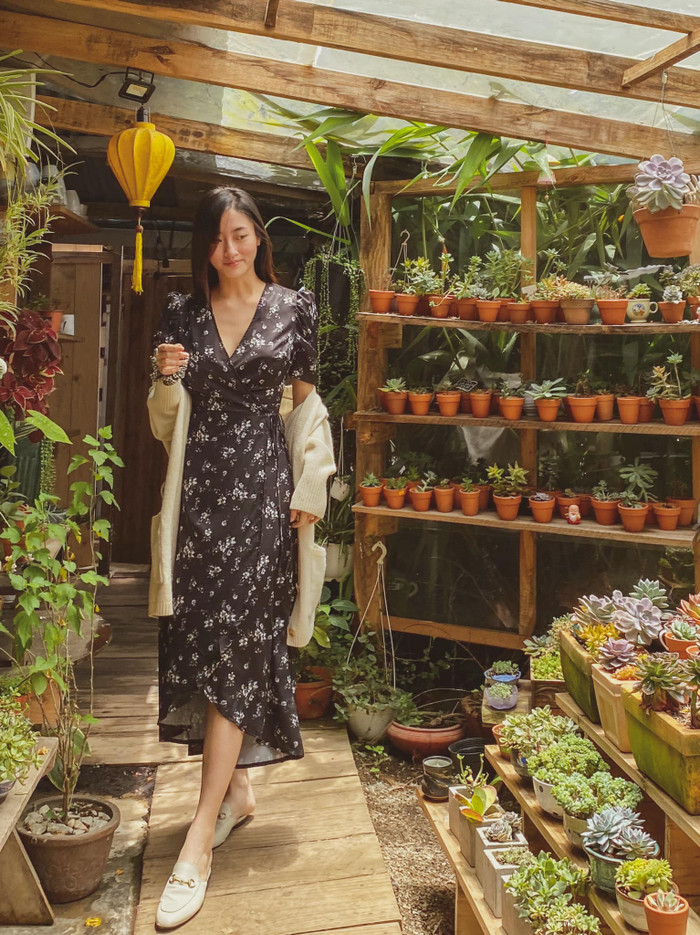 Gu thời trang ngoài đời của Lương Thùy Linh vốn dĩ rất nữ tính khác hẳn so với những lần xuất hiện trên thảm đỏ