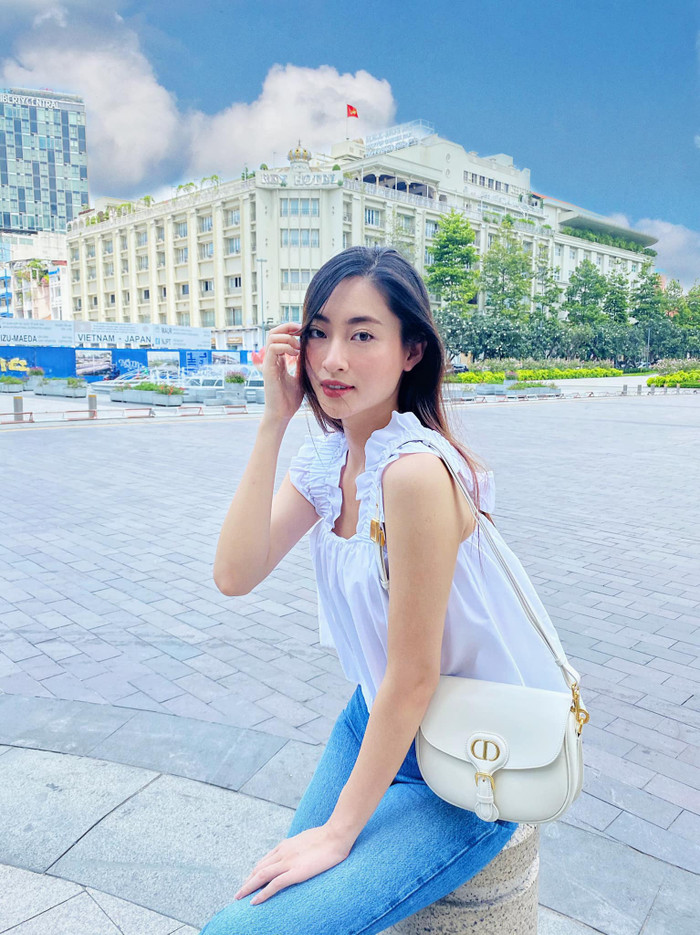 Kiểu áo mà cô nàng mặc rất dễ mặc và phối đồ, các nàng có thể học hỏi theo vừa mặc đi học hay đi chơi đều được&nbsp;