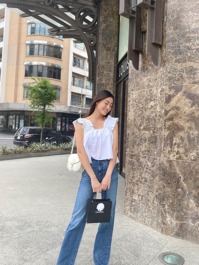 Người đẹp sinh năm 2000 chọn cho mình trang phục 'khá' bánh bèo với kiểu áo hai dây nhún bèo style baby doll mix cùng jeans lưng cao&nbsp;