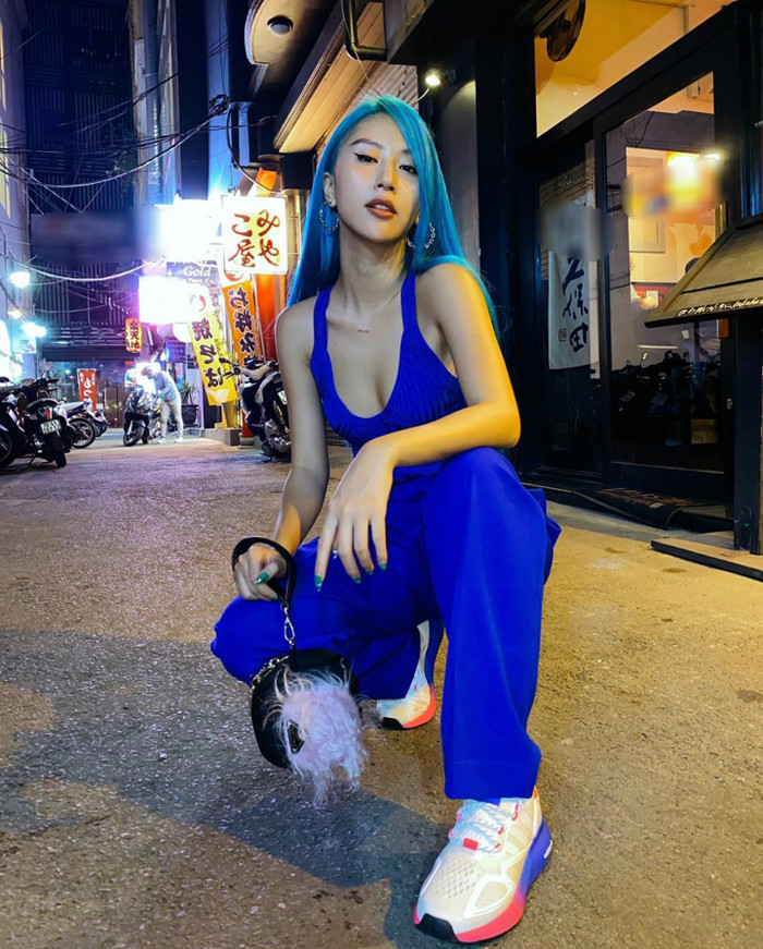 Tóc xanh, trang phục cũng cùng tông mà không hề khó cảm, Quỳnh Anh Shyn quả thật tài giỏi trong việc chơi màu.&nbsp;