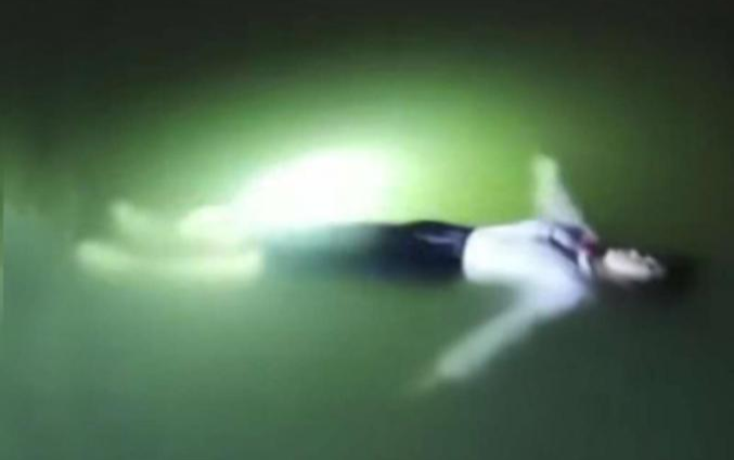 Bị rơi xuống nước nhưng không la hét vùng vẫy, cô gái bình tĩnh làm việc này để cứu mình khiến người xung quanh nể phục Ảnh 2