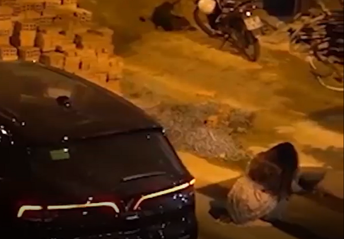 Dân mạng xôn xao trước đoạn clip cô gái đến nhà 'phi công trẻ' nói lời yêu nhưng lại bị hất thẳng nước xuống đầu Ảnh 3