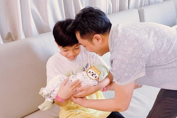 Đôi vợ chồng còn hướng dẫn cho Subeo cách bế em