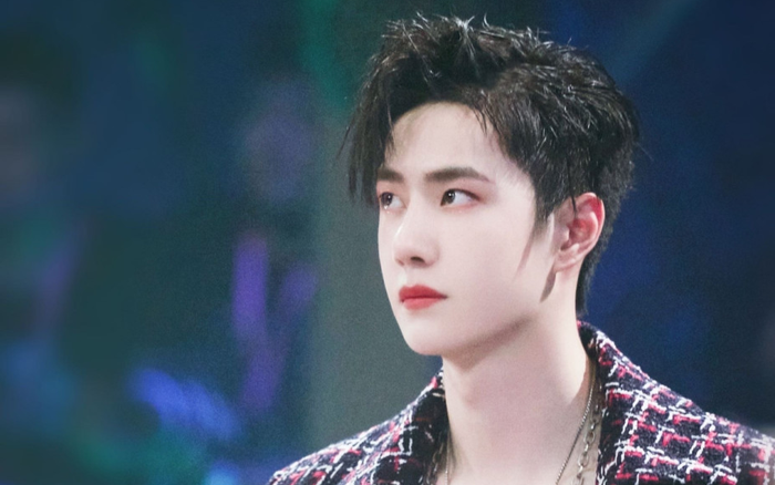 Fan đau xót khi thấy Vương Nhất Bác bị thương ở chân nhưng vẫn gắng sức hết mình để biểu diễn Ảnh 2