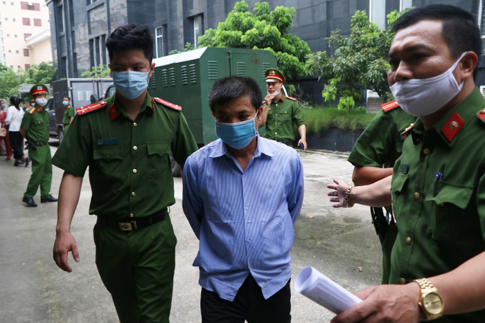 Đỗ Ngọc Anh được dẫn giải tới toà.