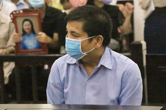 Đỗ Ngọc Anh đứng trước vành móng ngựa.