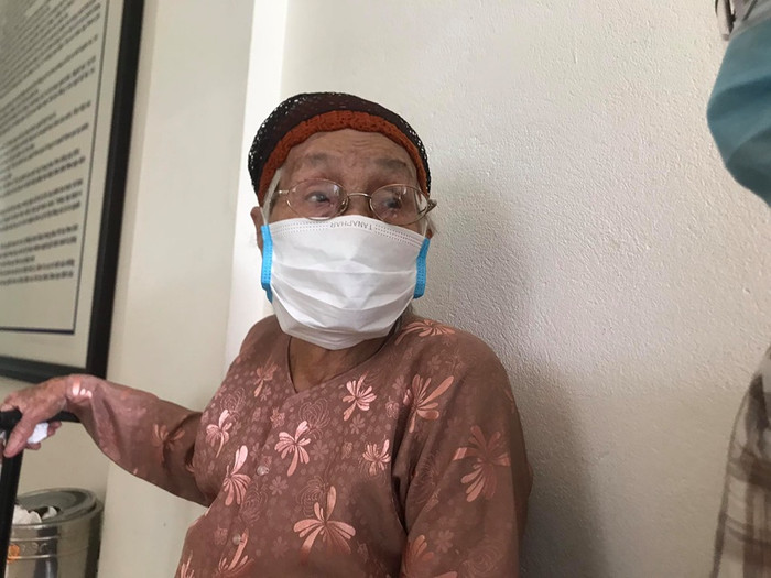 Cụ T. nghẹn ngào trong phiên xét xử.