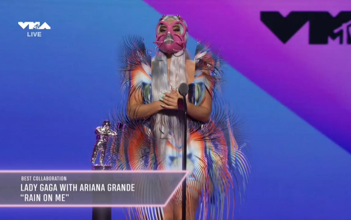 Một VMAs mùa cách li xã hội: Phông nền đen, biểu diễn như thể bạn đang quay MV trong studio Ảnh 2