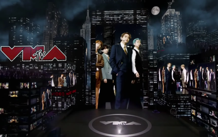 Video Music Awards 2020: BTS 'chạm tay' liên hoàn giải thưởng, sân khấu Dynamite rực rỡ, tráng lệ Ảnh 2