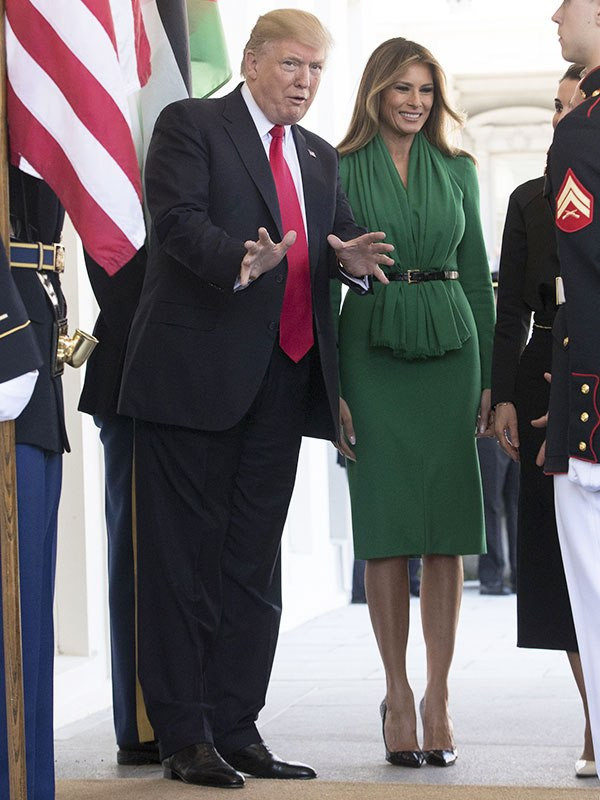 Giới mộ điệu cho rằng chỉ cần đệ nhất phu nhân Mỹ mặc những kiểu váy tông màu xanh trang nhã thế này là đẹp nhất không nhất thiết phải màu mè quá mức