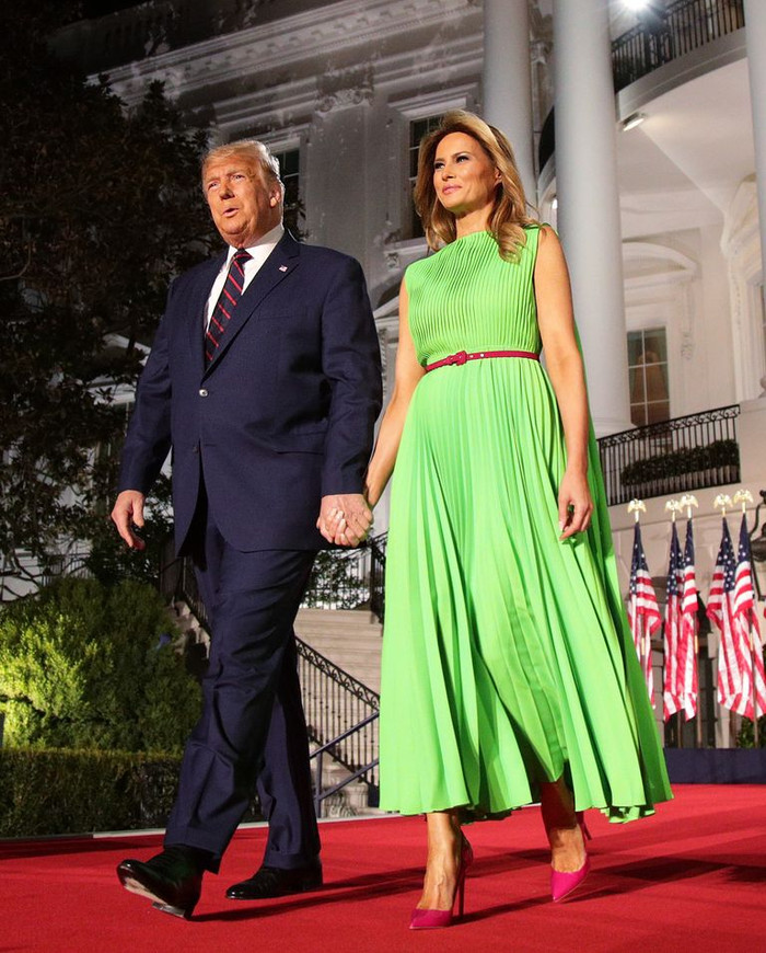 Thiết kế váy của Melania Trump dù rất thanh lịch và tôn dáng nhưng công chúng cho rằng kiểu màu sắc của tông váy này không phù hợp tại sự kiện quan trọng này